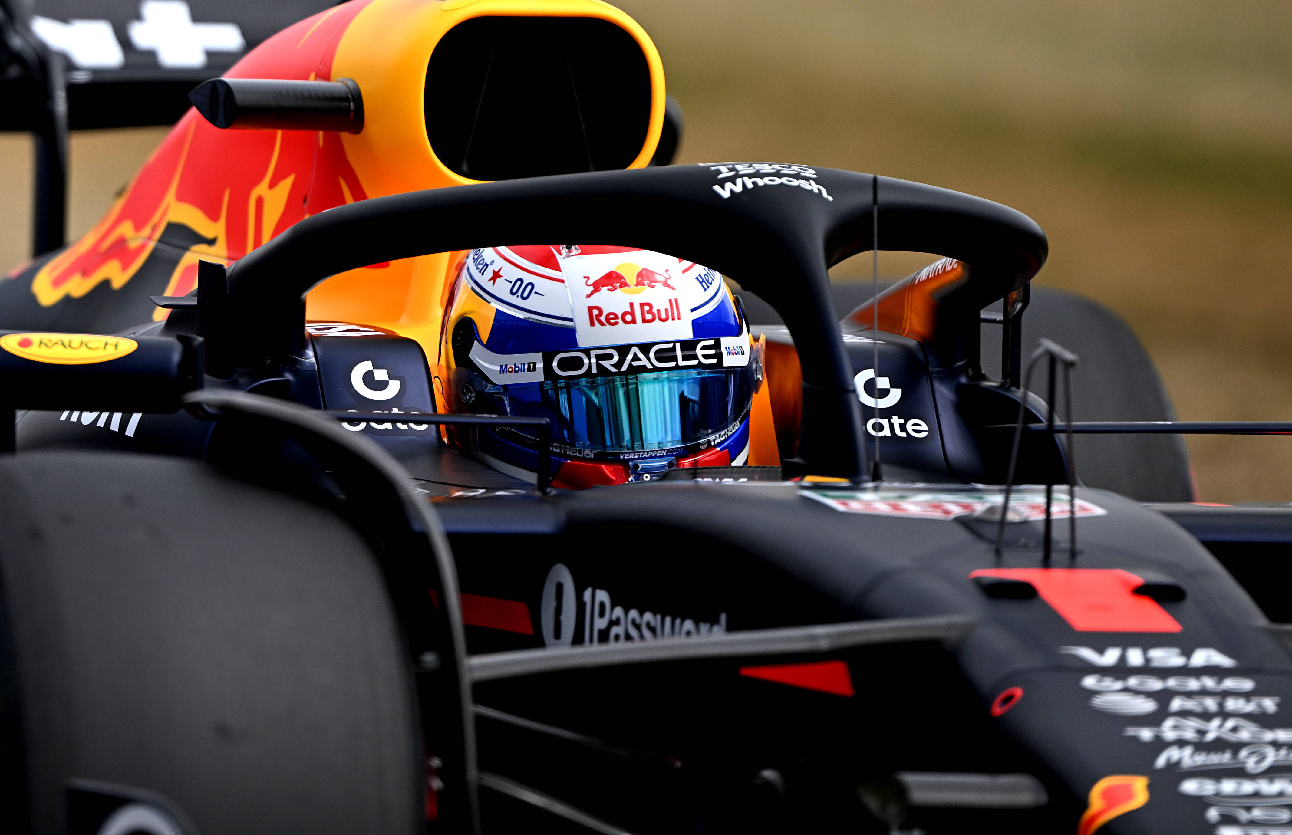 雷诺车队鏖战红牛车队，皮亚斯特里点燃赛场